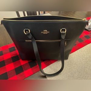 Coach Black purse/bag, zipper to close